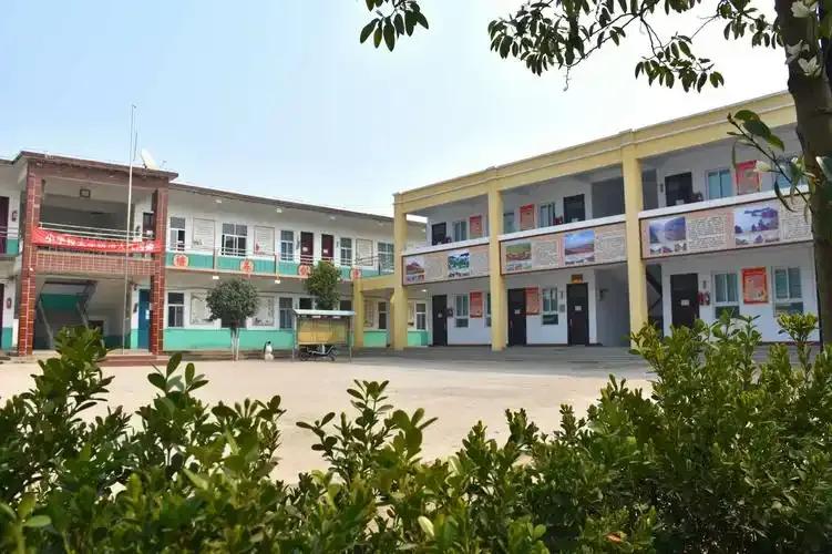 在我们区，大多数年轻人为了让孩子接受更好的教育，都会在城区买房或租房，把孩子送到