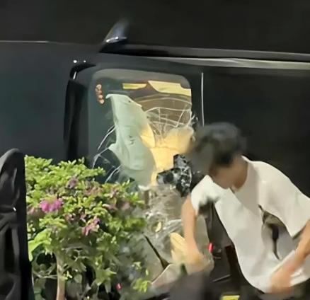 凌晨3点，广东汕头轿车侧翻困人！18岁小伙直接拆电动车电池砸窗救人。硬砸三四分钟