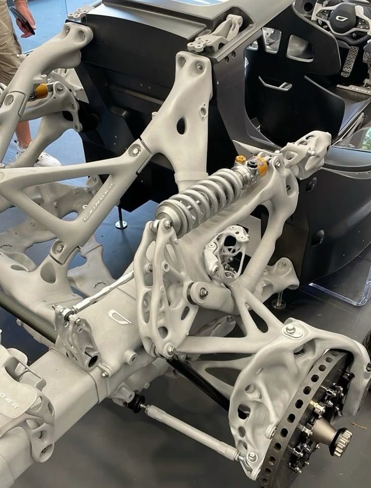 用算法优化汽车车架的结构，出来之后的最优解就类似生物骨骼的结构。越来越多材料结构