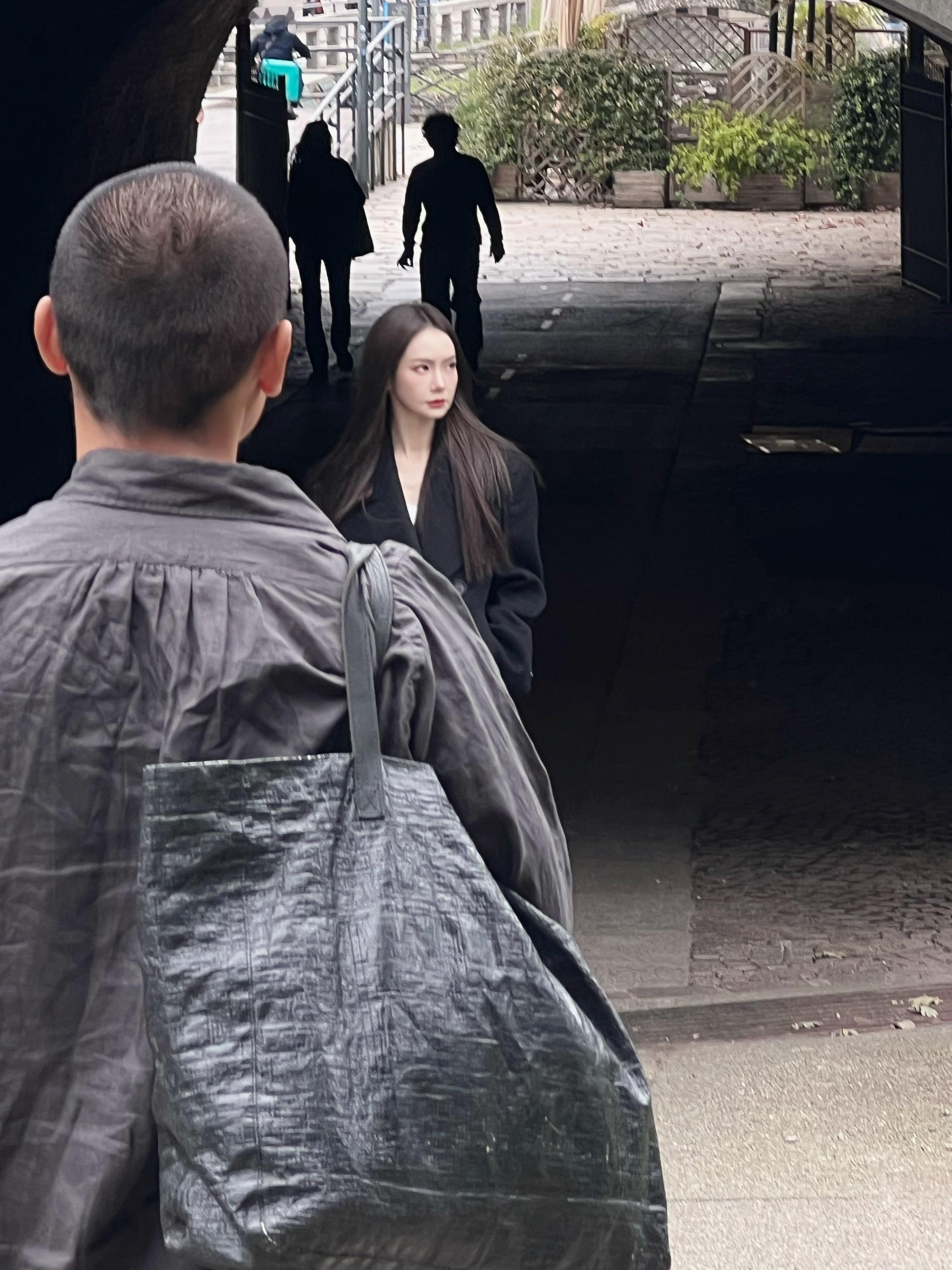 戚薇米兰生图已查收到底是谁运气这么好在偶遇戚薇啦姐在偶遇镜头里状态也这么好[抓狂