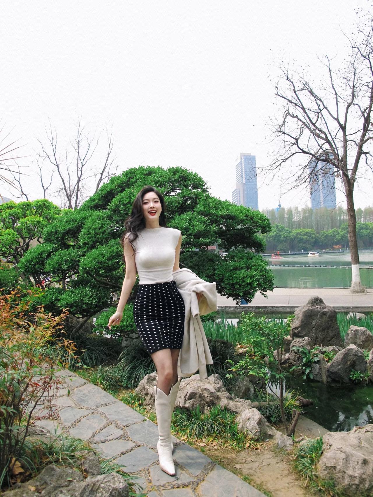 在公园里享受阳光，轻松自在！