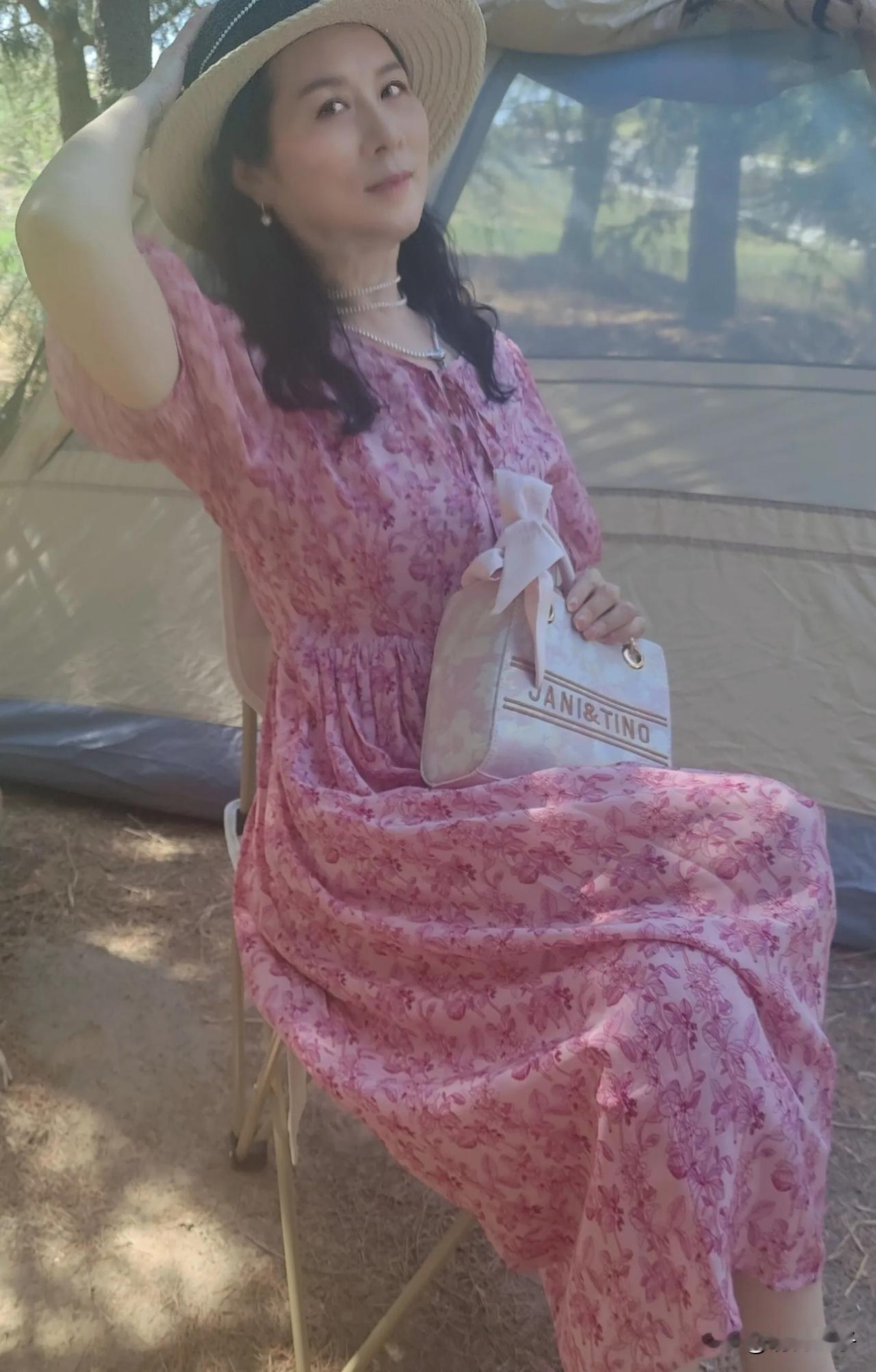 在小河边野餐，一不小心，我把阿宝去河边用矿泉水瓶灌的河水，当成纯净水喝了半瓶！咋