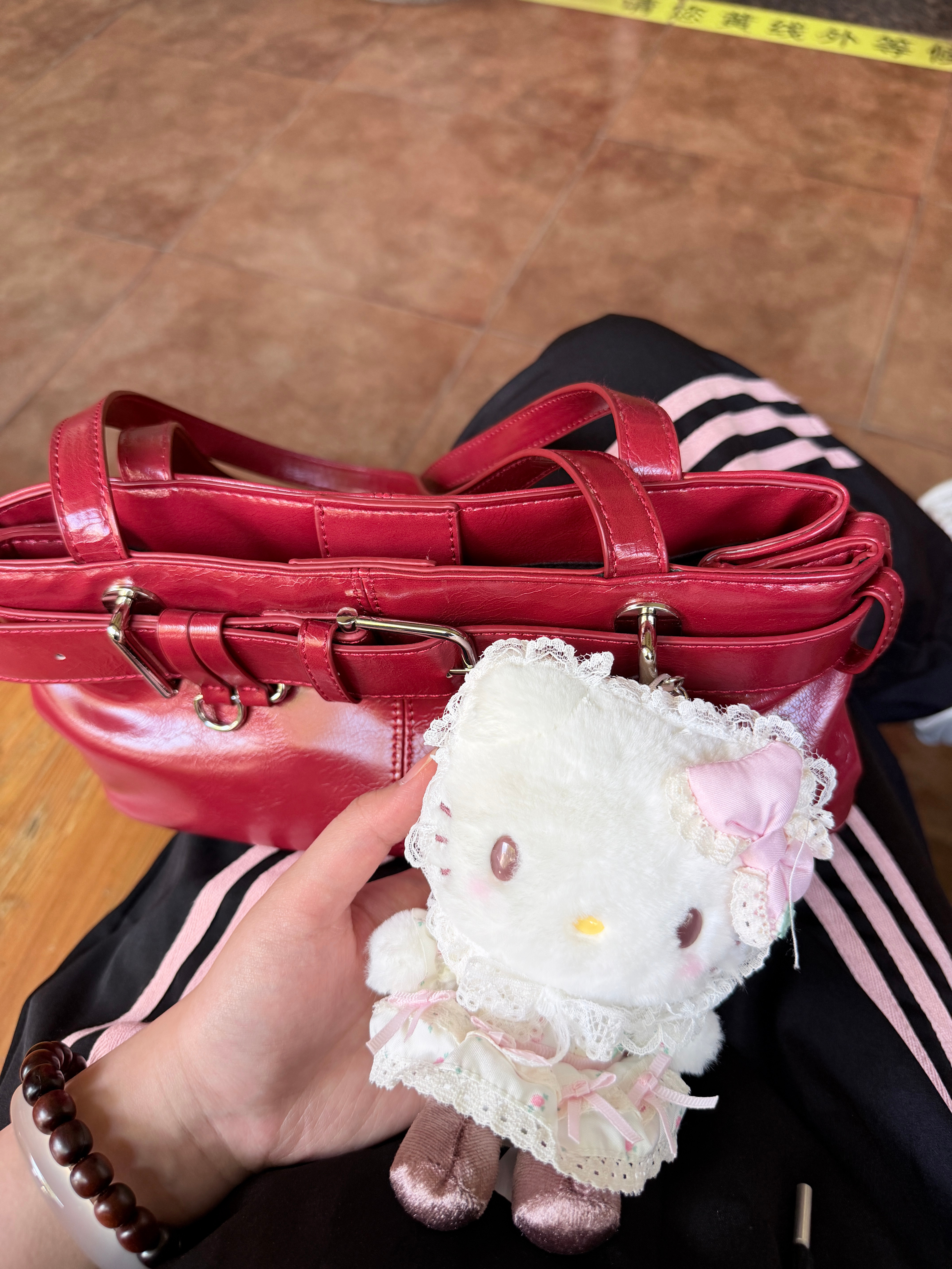 背个婚嫁kitty出来不到一小时脸就黑了