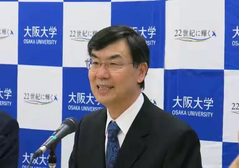 日本25年狂揽20个诺贝尔奖，何其优秀。
然并卵，新首相对老美跪舔的连上帝都看不