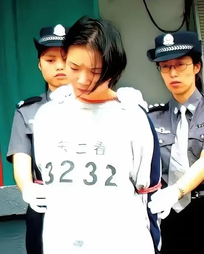 2004年，广东东莞，死刑犯吴艳辉因为在羁押期间已经怀孕，被改判为无期，而与她一