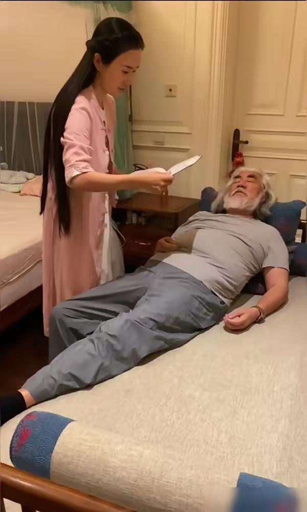 宁愿花下死做鬼也风流。74岁的张纪中被44岁的杜星霖，在家里管得死死的，张纪中负