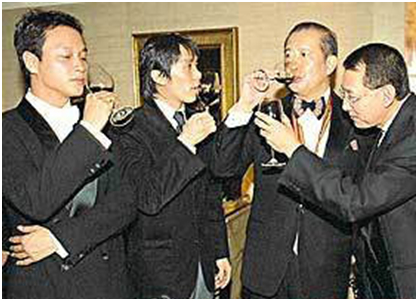 张国荣 1999年11月13日周星驰及张国荣被著名葡萄酒专业协会选为本年度红酒大