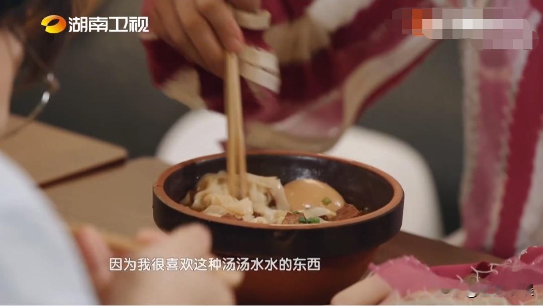 6月12日晚，《歌手2026》官方微博发布了一段窦靖童在长沙街头品尝美食的视频，