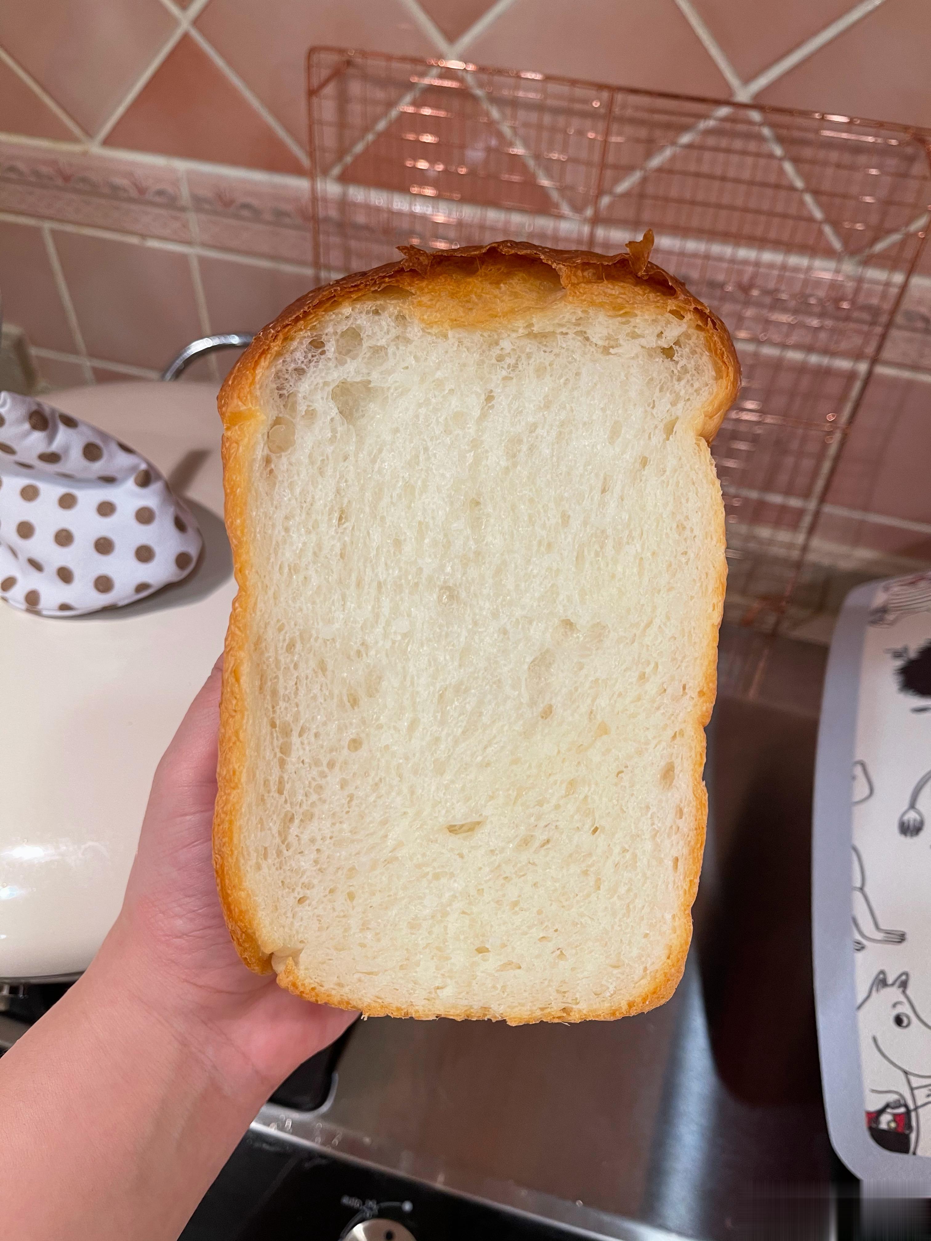 剩米饭做的吐司软到弯腰。乔乔的秋天睡袋，一起阅读。她吃苹果，我吃薯片（香菜味）[