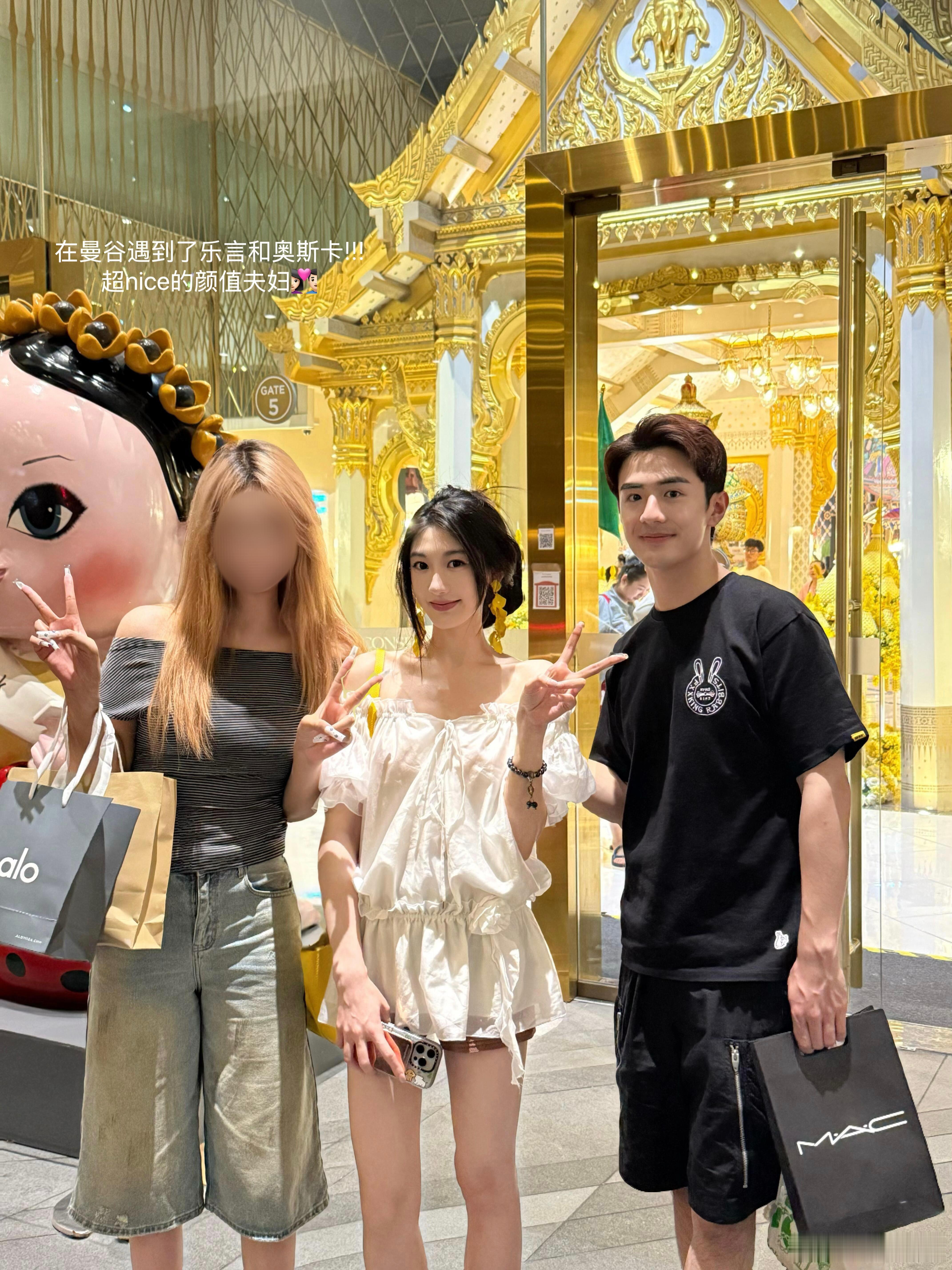 毓言cp[超话]毓言cp 在曼谷被偶遇的毓言乐乐言这一身好好看啊 ​​​