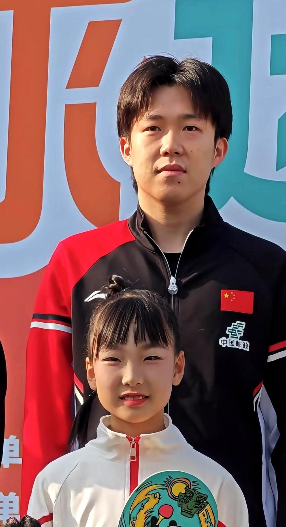 头哥最近咋憔悴成这样？眼袋都快“挂”在眼下了，小眼睛肿得像刚睡醒没缓过来——这比