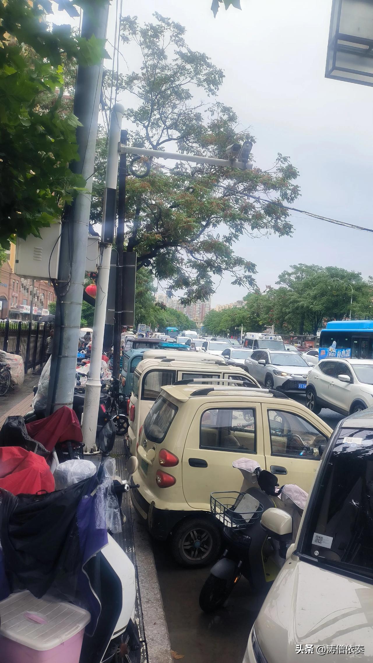 坐标，保定长城大街第一中心医院门口

时间，今天上午十点半

天气，小雨

下雨