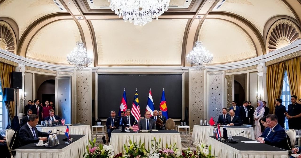 小国家，没有实力的国家千万不要在大国之间左右逢源，这次柬埔寨被泰国暴揍，为什么几