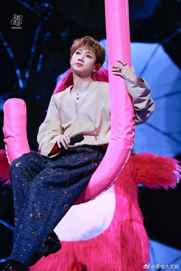 汪苏泷哽咽怎么可爱成这样 看到汪苏泷哽咽，那微微颤抖的肩膀，带着哭腔却依旧努力坚