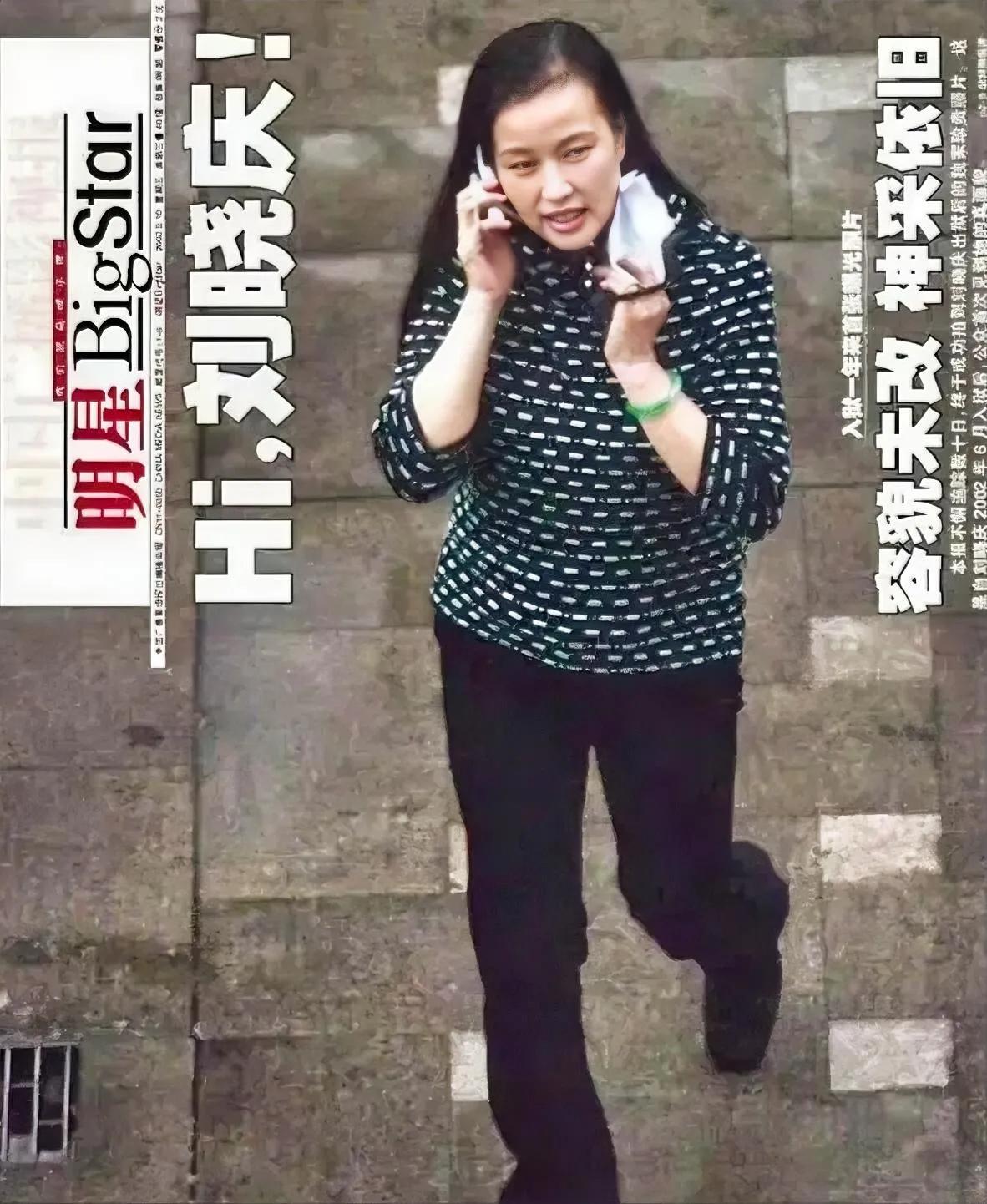 这是2003年8月17日，刘晓庆刑满释放的消息传遍了北京城。媒体纷纷聚集在监狱门