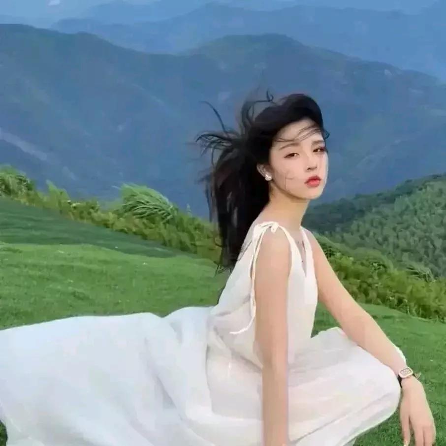 山间白裙仙子，静享自然之美温柔白裙少女 白裙少女感 湖边白裙美人 白裙仙女照 白