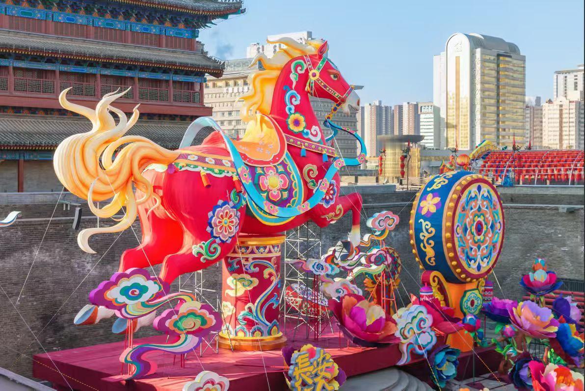 西安的城墙，马年的灯展已布到位，今日先从永宁门南广场步入，马年的气氛已浓装迎客，