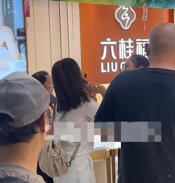 前脚刚买黄金，
半小时每克暴跌50元！
顾客当场和店员起争执，全是行情惹得祸。