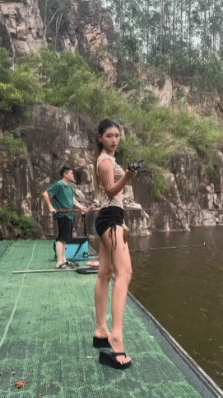 跟这女的一块钓鱼🎣随时是不是很危险哟[捂脸]