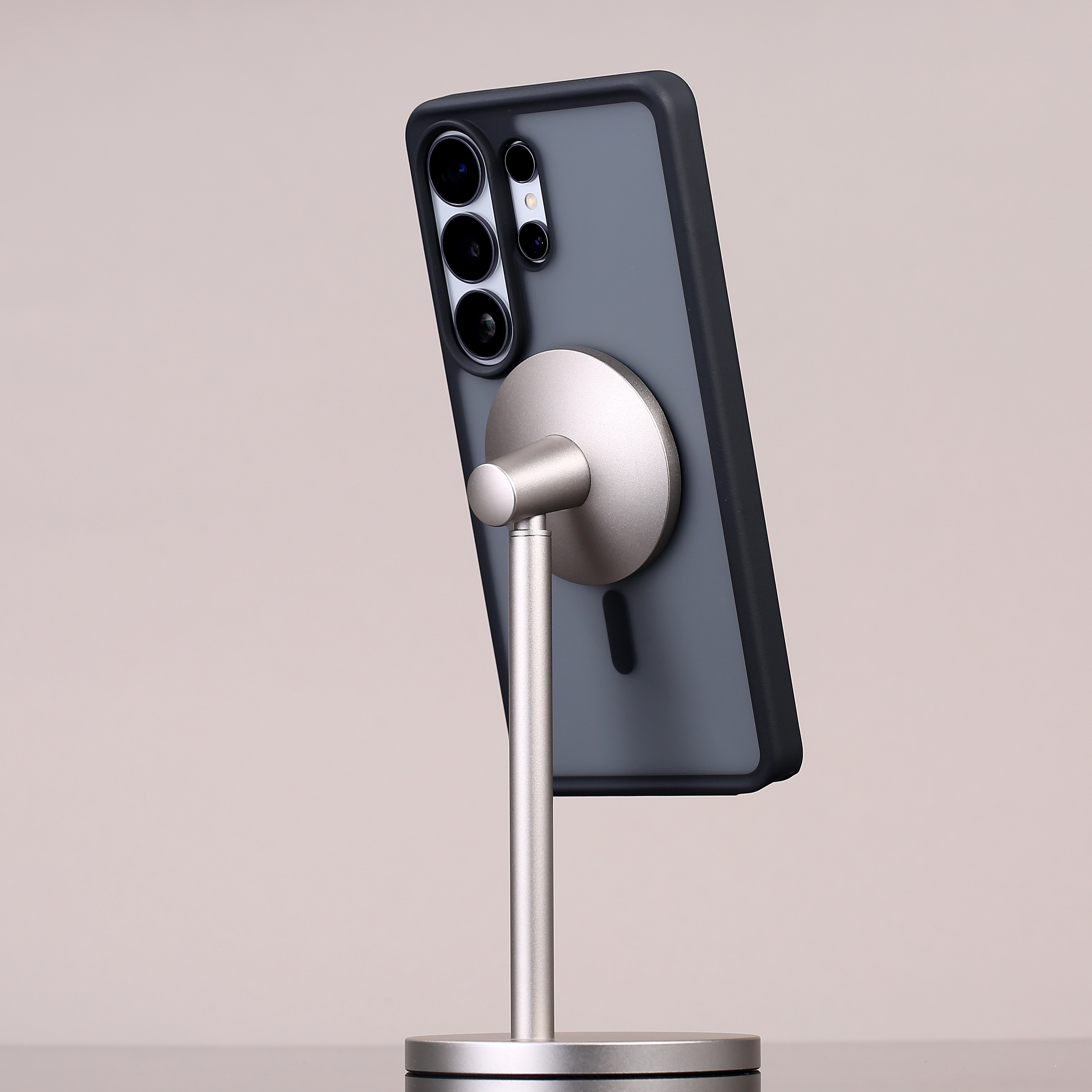 三星 S26 Ultra 磁吸撞色壳也来了，白色和碳黑双色可选，经典百搭。正面屏