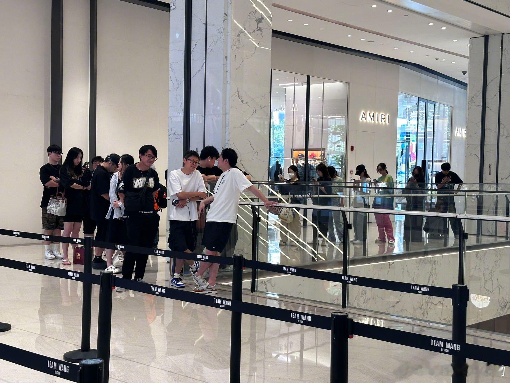 #王嘉尔上海开店# 王嘉尔在上海开店了！真的一直在做自己热爱的事，不管是音乐、舞