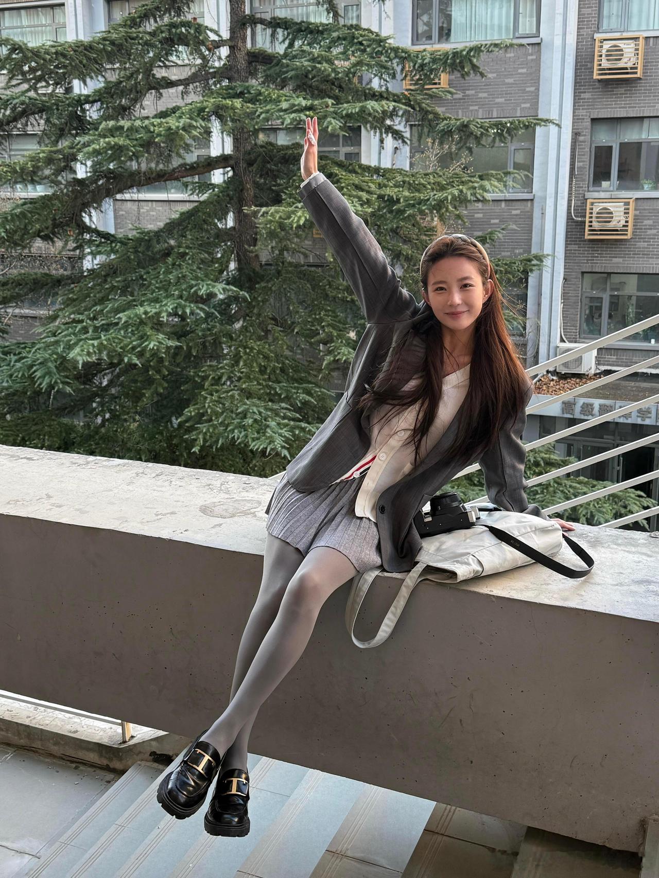 很像一个明星！脑子短路想不起来是谁了？