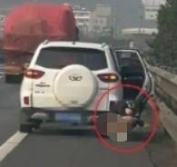高速堵车3个小时，一位姑娘憋到浑身冒冷汗、双腿发抖，实在扛不住了，只能在路边紧急