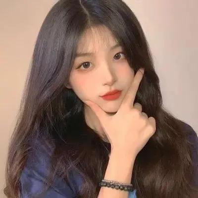 精致妆容，指尖轻触，温柔而自信