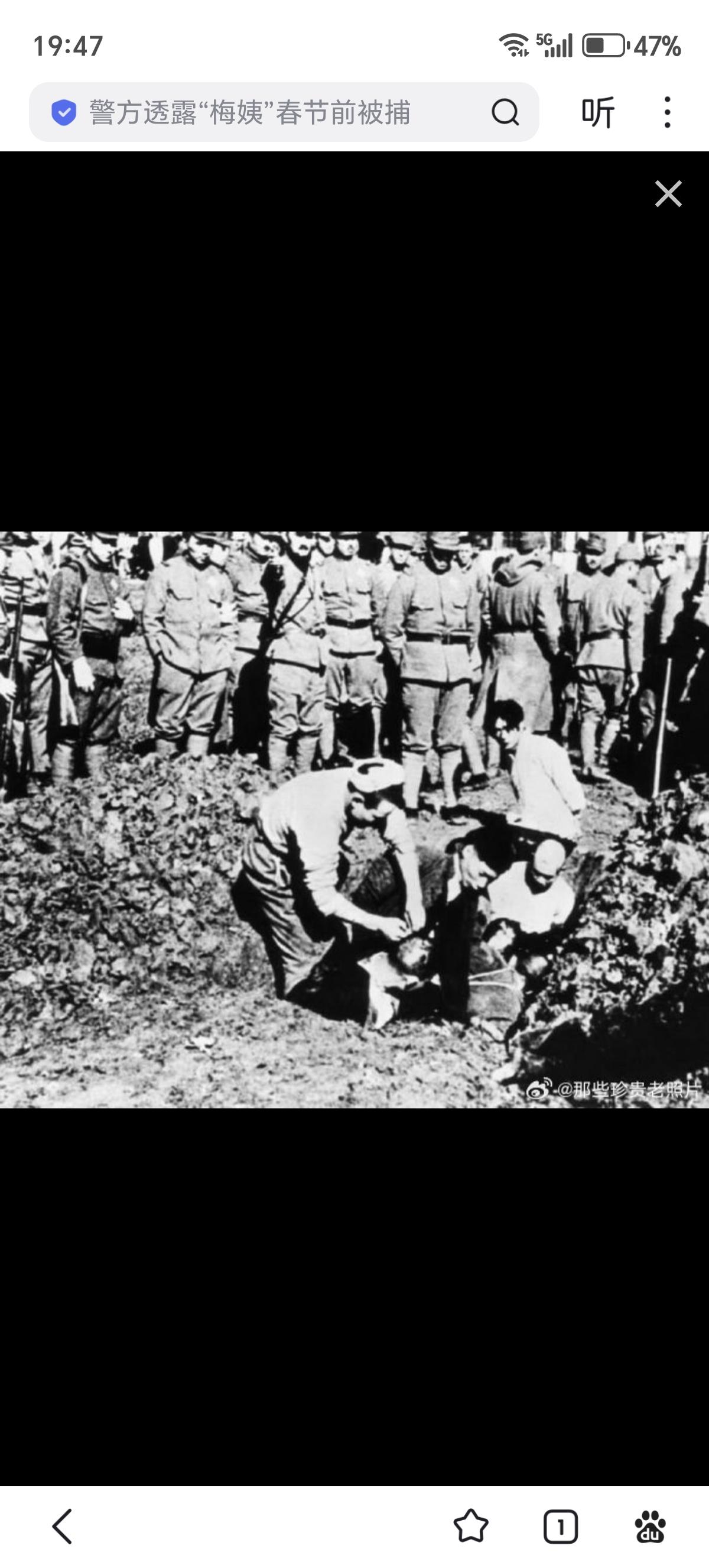 1937年，南京的市民被日军强行塞进活埋坑中。