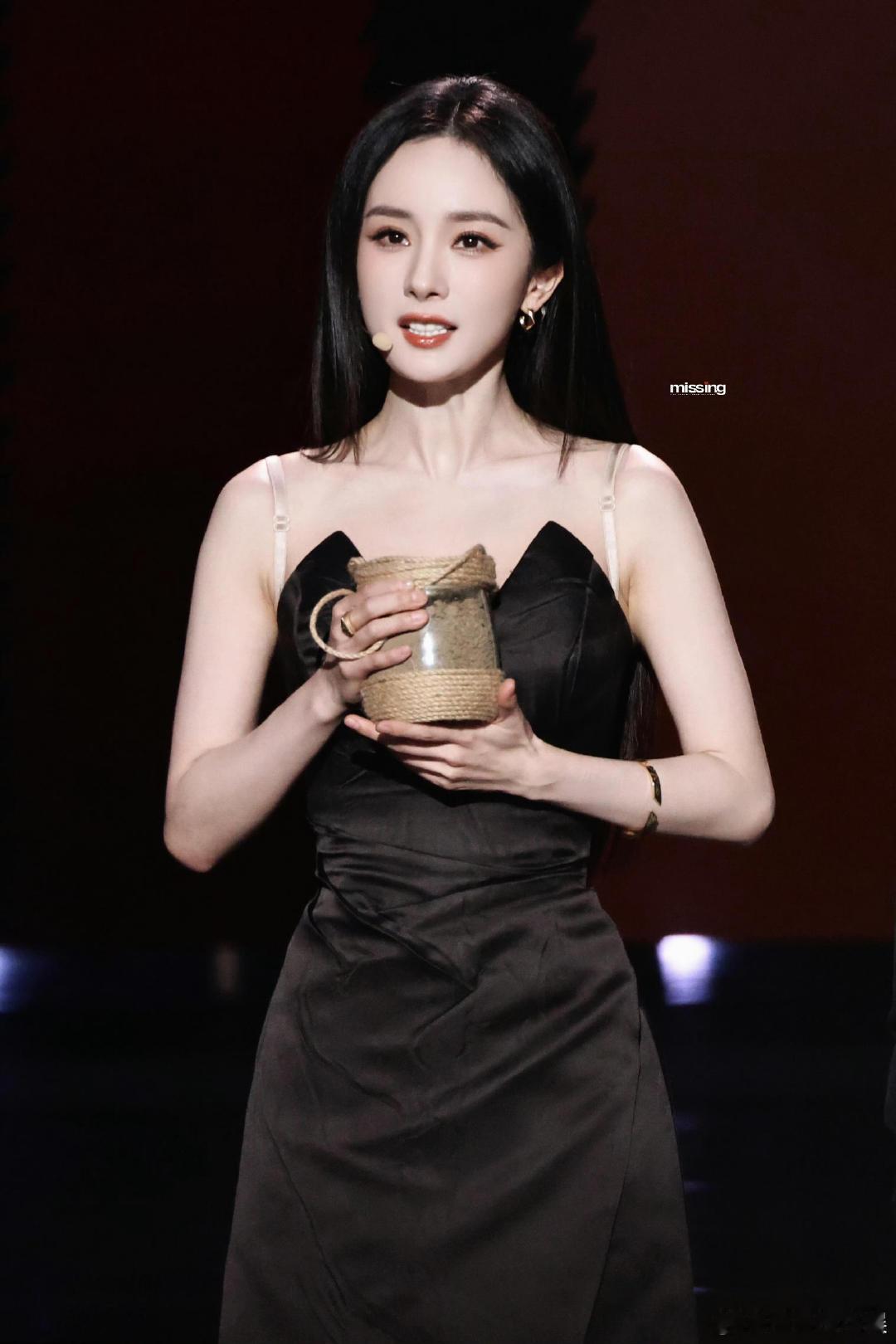 杨幂手捧泥土致敬生万物幕后  以前总觉得拍戏就是演员的事，但看到杨幂介绍生万物土