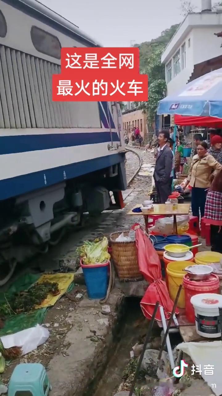 这是全网最火的火车。
来抖音发现更多创作者。
