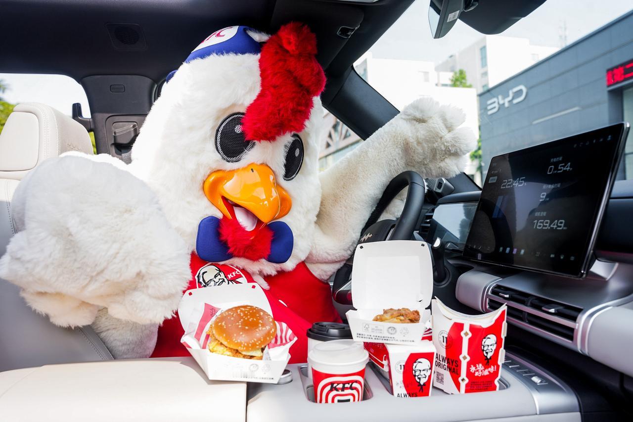 吃饭充电两不误！比亚迪肯德基跨界新模式封神

4月8日，比亚迪与肯德基在深圳总部