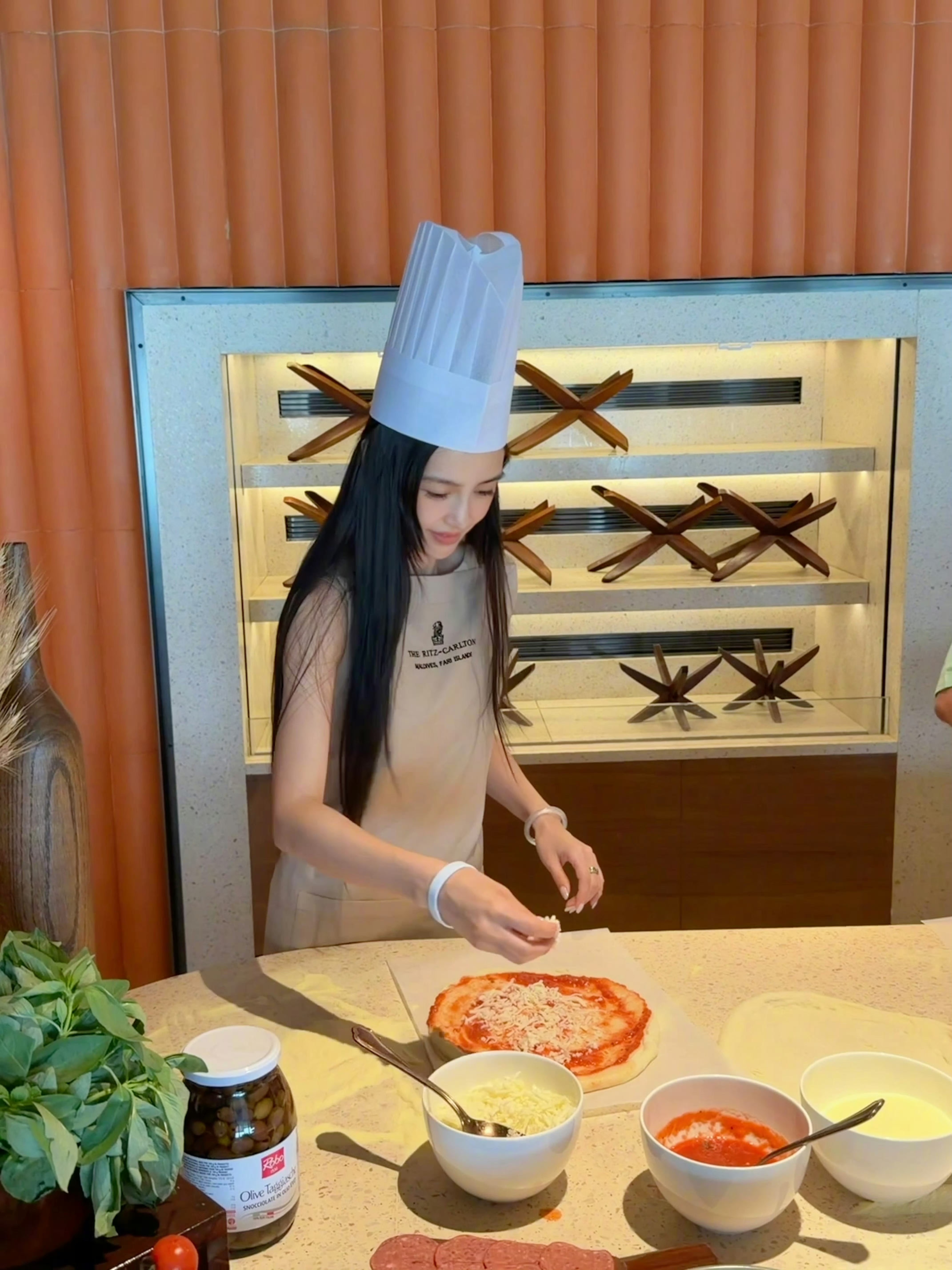 Angelababy拿玫瑰花自拍姐姐好美 想吃姐姐做的菠萝披萨！看起来好好吃 