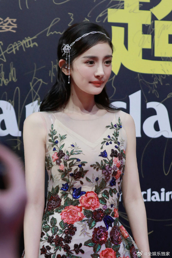 鹿晗站姐发的杨幂好像洋娃娃 谁没被这时期的杨幂美到！精致五官搭配公主造型，说是洋