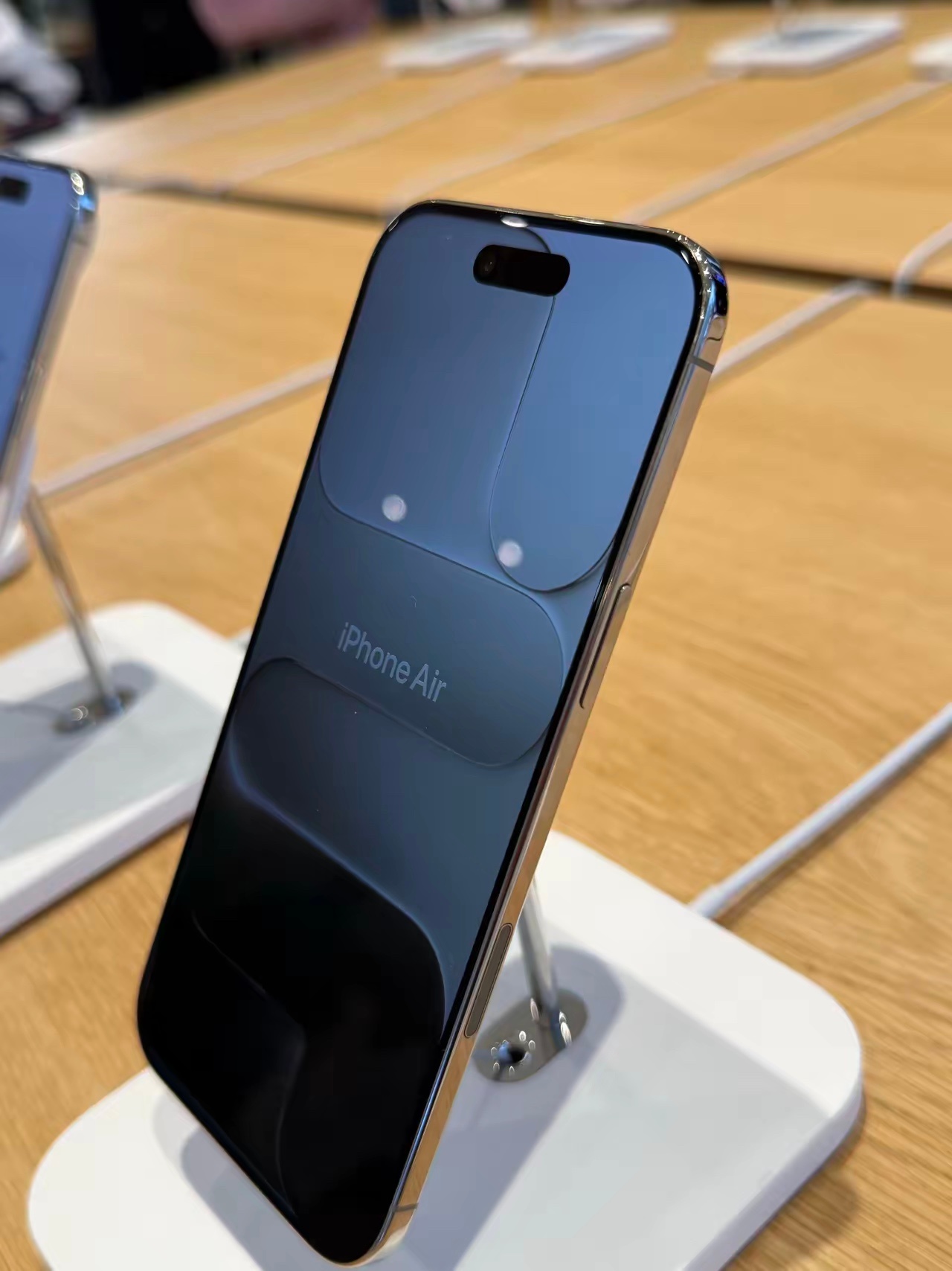 目前唯一一款采用抛光钛金属边框的iPhone。对很多人来说不选择这款手机最多的两