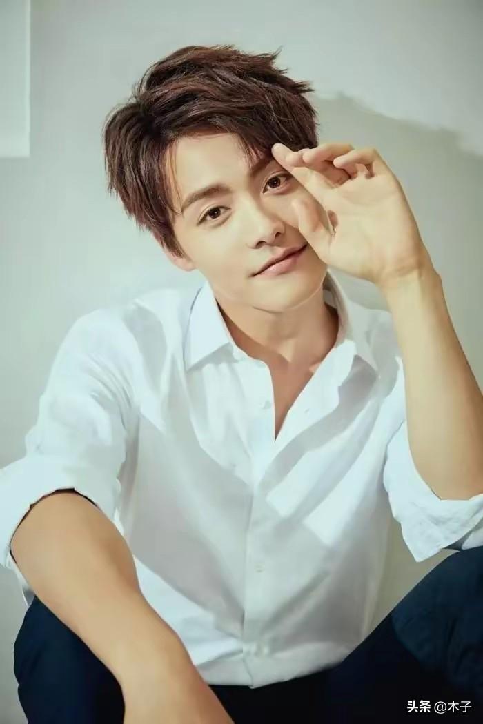 内娱还在比拼私人飞机、随行排场、红毯规格的时候，马天宇用高铁上一个放平的行李箱，