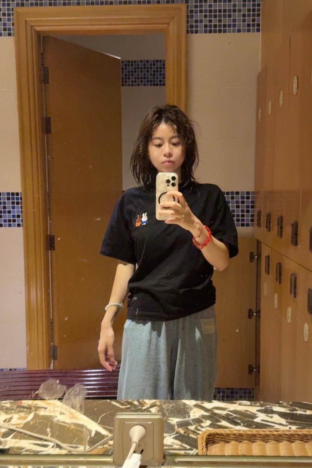 单枪匹马带孩子游泳了，完全没难度，我俩都玩的很开心。我越来越享受带孩子出去玩了，