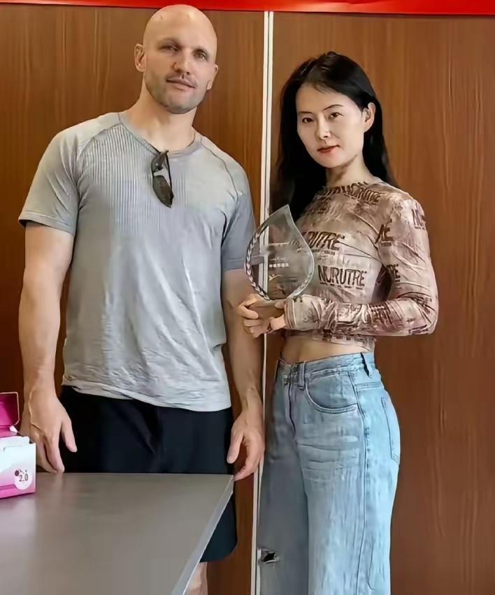 秦岭笑谈美国28岁华人女子遇害前监控曝光监控拍得到尾随，却拦不住枪口；报警交得出