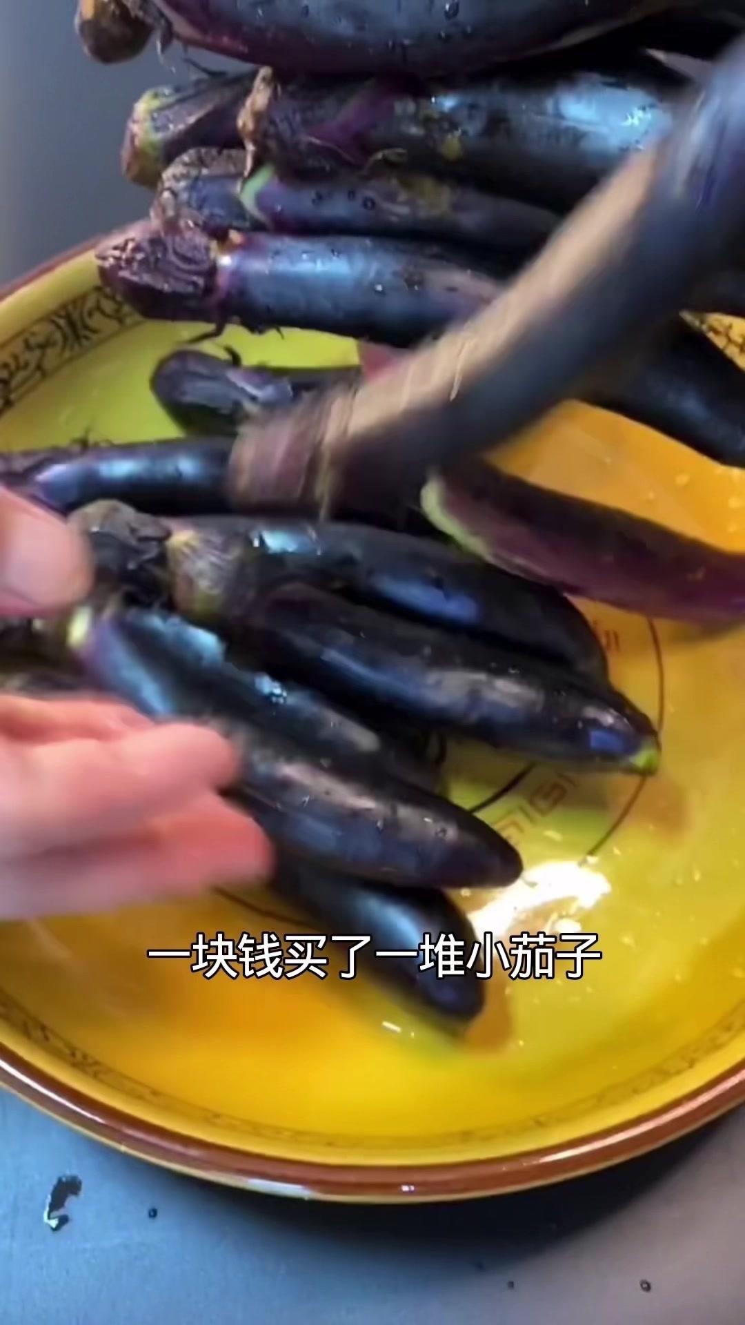 🥦一块钱就能买到一堆小茄子，做出来是绝美的下饭菜。
1️⃣小茄子用清水清洗干净