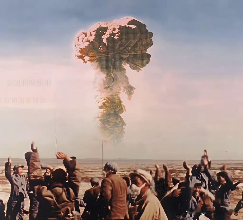 1964年，中国进行第一次核爆试验，试验场周边负责警戒的解放军