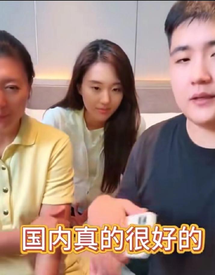 麦克风递过去那一刻，空气微妙地凝固了半秒。
闫学晶笑着往后仰了仰，把C位完全让给