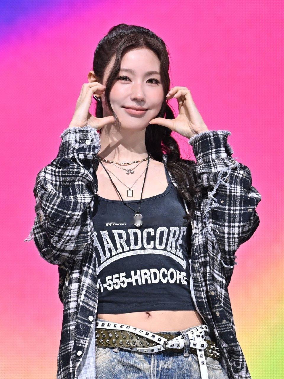 赵美延翻看赵美延近期路透与舞台镜头，很多人把肢体不协调、走路失衡、面部状态起伏的