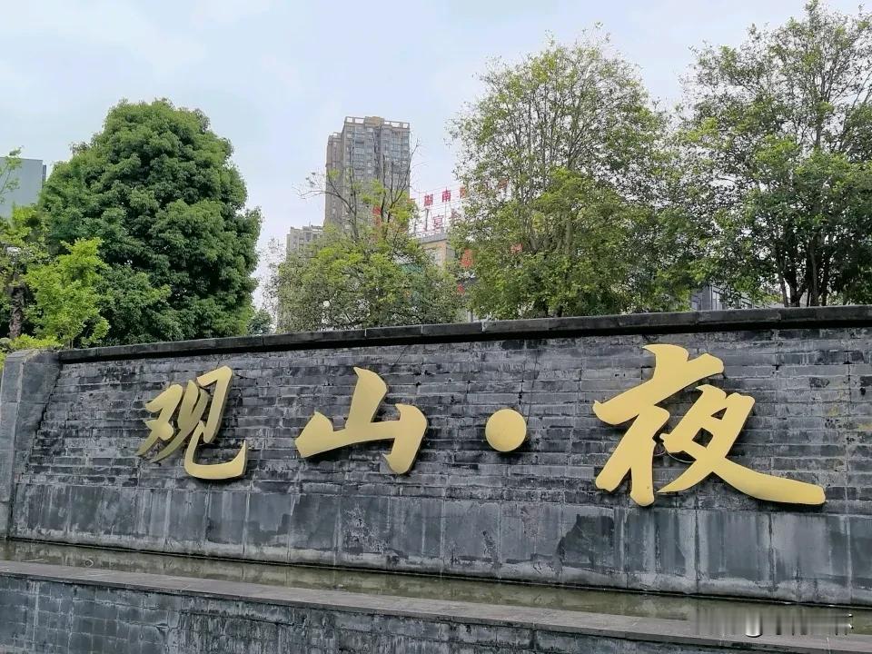 咋天还在四川，今天已在彼岸，晨起的风轻拂人脸，知道我在哪里拍的吗？