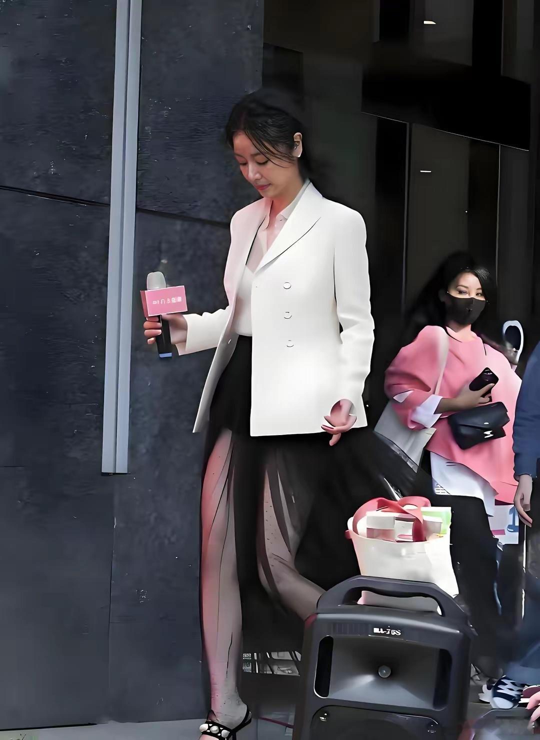 49岁“林心如”带火了一种新穿法：“西装+蚊帐裙”，时髦又减龄 ​​​