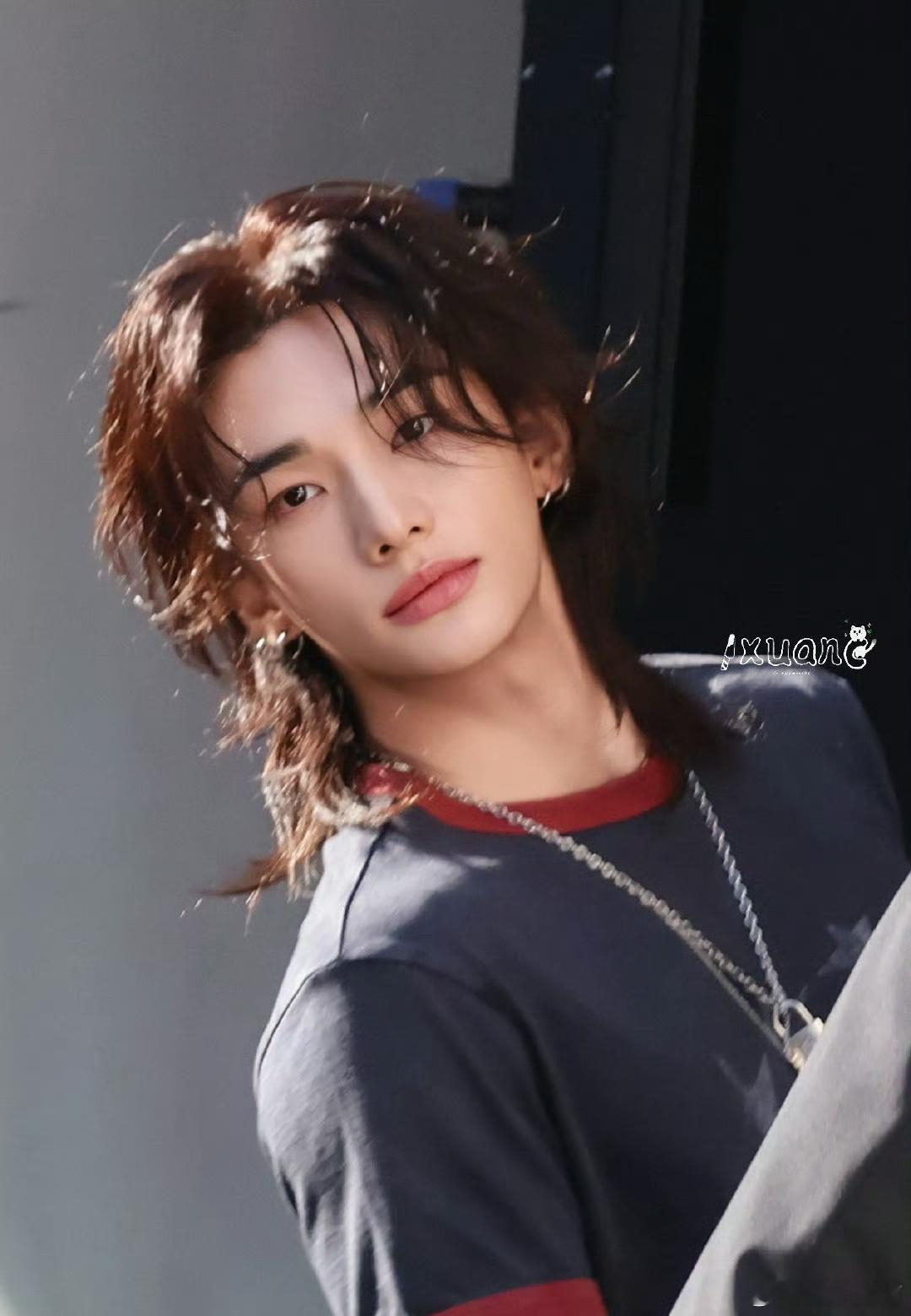 今天出席品牌快闪活动的黄铉辰，黑长卷真的帅！ 