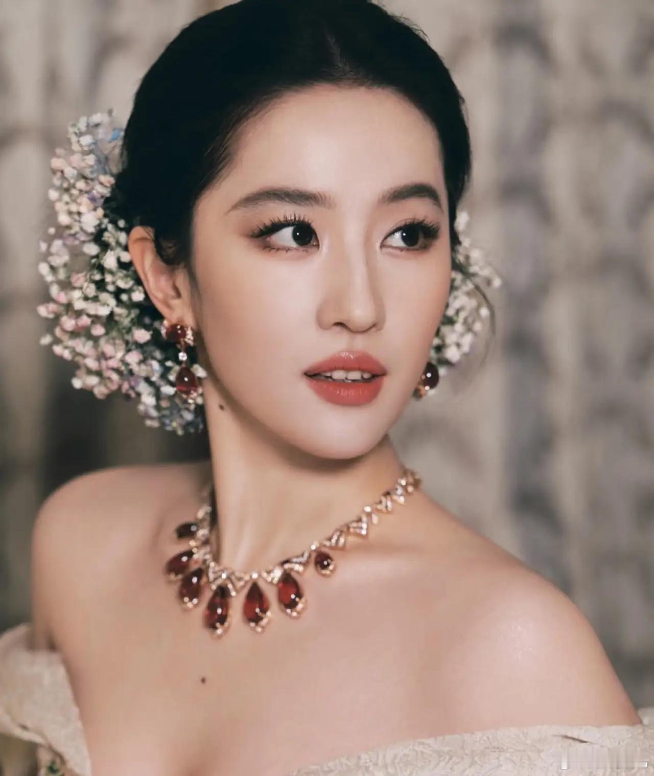 1.孟子义如今在公司和平台的定位，就是带新人的头部小花，她拍的剧都会塞新人进组，