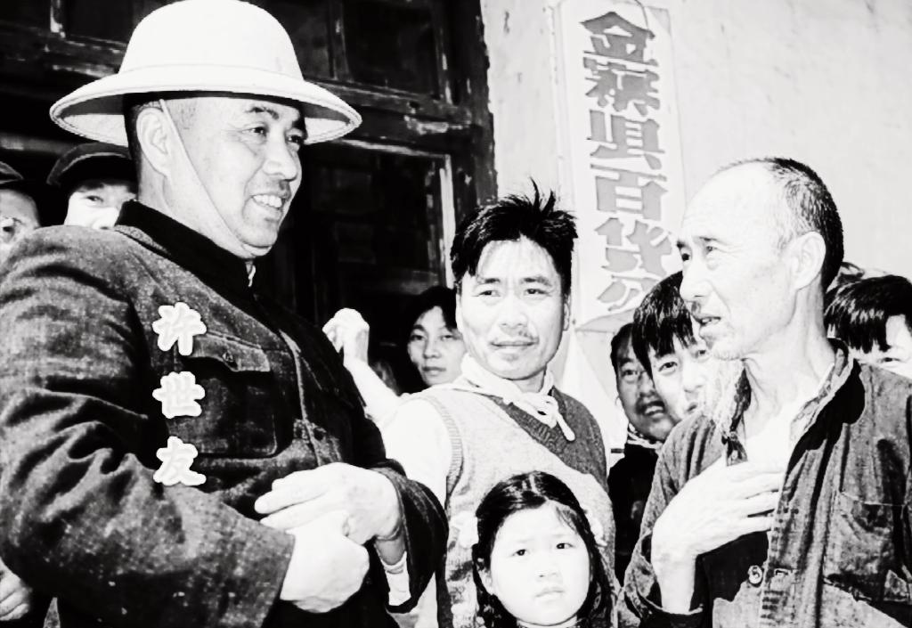 1960 年代，开国上将许世友走进大别山老区调研，一身朴素中山装，和当地老人亲切