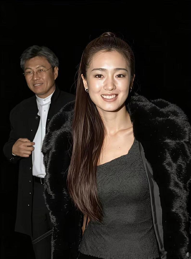 巩俐是实打实的纯天然美人，五官大气舒展，浑然天成的东方气韵无可替代。 