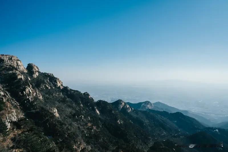爬泰山爬到“半残”，花大钱坐轿子下山，这究竟是“花钱买罪受”还是“人间清醒”？