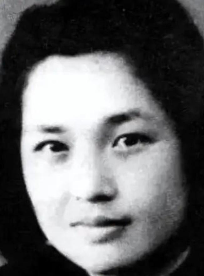 1958年，沈醉去天安门参加阅兵仪式，看见毛主席身边站着的女人，吓得他当场差点魂